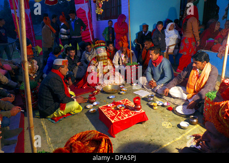 Sposo a indù tradizionali Gaddi Himachal Pradesh village wedding, Kereri, India settentrionale. Foto Stock