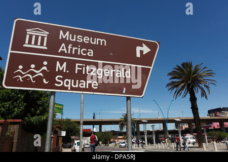 Museo Africa e Mary Fitzgerald Square cartello turistico. Newtown area del centro cittadino di Johannesburg, Sud Africa. Foto Stock