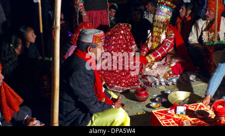 Ponte e sposo a indù tradizionali Gaddi Himachal Pradesh village wedding, Kereri, India settentrionale Foto Stock