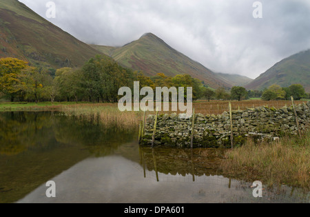 Un moody giornata autunnale a Brotherswater, Lake District, Cumbria, Inghilterra Foto Stock