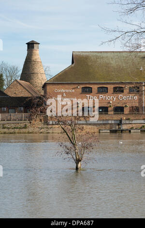 St Neots, Cambridgeshire, Regno Unito. Il 10 gennaio 2014. Il Fiume Great Ouse trabocca le sue banche e sommerge il Riverside park presso la città mercato di St Neots Cambridgeshire Regno Unito 10 gennaio 2014. Il fiume scorre dall Inghilterra centrale attraverso la East Anglia al lavaggio e i livelli di acqua sono ancora elevati dopo la recente wet weather in tutto il paese. Credito Eales Julian/Alamy Live News Foto Stock