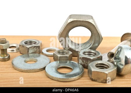 Bulloni e dadi sulla scrivania in legno Foto Stock