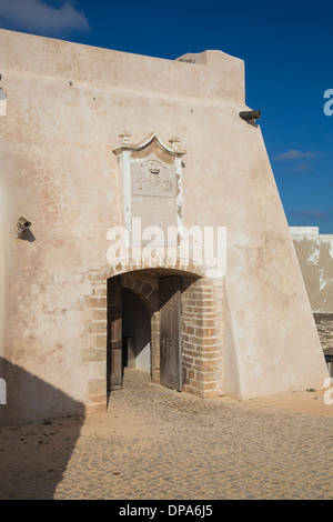 Interno porta alla fortezza di Sagres Algarve Foto Stock