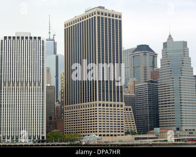 New York, Stati Uniti d'America. Il 22 agosto, 2013. Grattacieli del quartiere finanziario sono rappresentati dall'East River in New York, Stati Uniti d'America, 22 agosto 2013. Al centro si erge la 209 metri alto grattacielo "55 Water Street'. La costruzione fu completata nel 1972 e si trova tra via acqua e Franklin D. Roosevelt Drive. Foto: ALexandra Schuler/dpa - NESSUN SERVIZIO DI FILO-/dpa/Alamy Live News Foto Stock