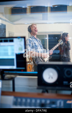 Giovani band che suona in studio Foto Stock