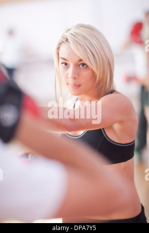 Giovane donna formazione in palestra Foto Stock