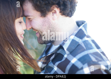 Giovane coppia sorridente testa a testa Foto Stock