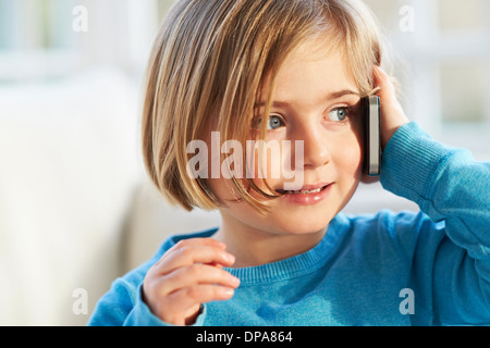 Ragazza rendendo phonecall utilizza lo smartphone Foto Stock