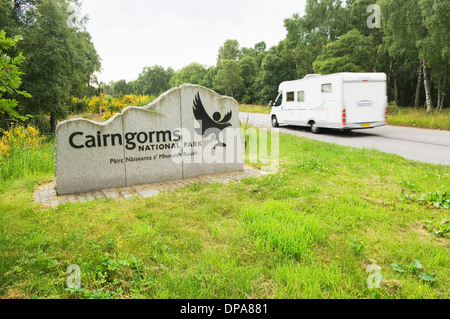 Cartello d'ingresso al Parco Nazionale di Cairngorms con un motorhome guida passato - Deeside, Scotland, Regno Unito Foto Stock