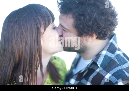 Coppia giovane kissing Foto Stock