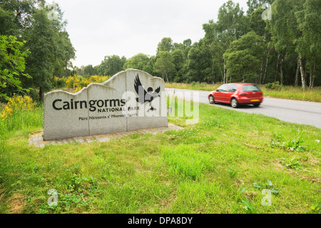 Cartello d'ingresso al Parco Nazionale di Cairngorms con una guida auto passato - Deeside, Scotland, Regno Unito Foto Stock