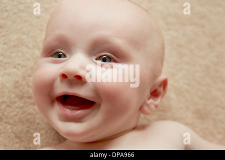 Chiusura del bambino con largo sorriso Foto Stock