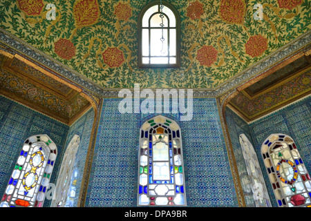 Soffitti decorati e le finestre di vetro macchiate, Revan chiosco, Il Palazzo di Topkapi, Istanbul, Turchia Foto Stock