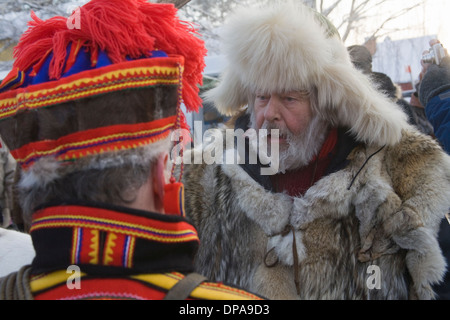 Due i lapponi in diversi abiti tradizionali Jokkmokk fair Laponia Svezia Foto Stock