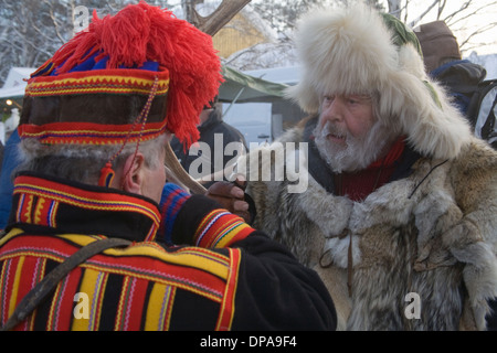 Due i lapponi in diversi abiti tradizionali Jokkmokk fair Laponia Svezia Foto Stock