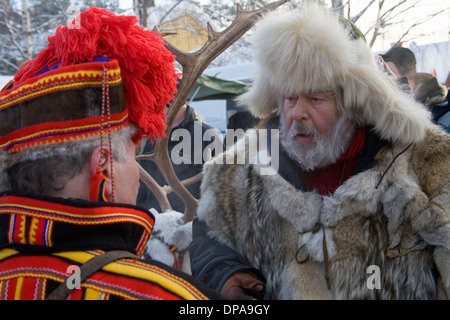 Due i lapponi in diversi abiti tradizionali Jokkmokk fair Laponia Svezia Foto Stock
