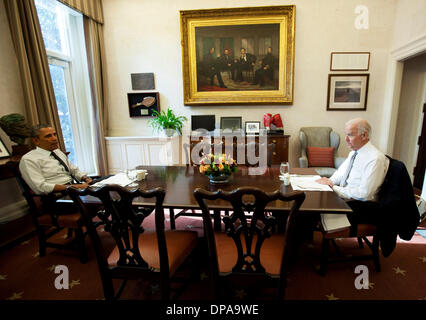 Washington DC, Stati Uniti d'America. 8 Gen, 2014. Il Presidente degli Stati Uniti Barack Obama (L) e U.S. Vice presidente Joe Biden si incontrano per pranzo nella sala da pranzo privata della Casa Bianca a Washington DC, il 8 gennaio 2014. Credito: Aude Guerrucci / Pool via CNP/dpa/Alamy Live News Foto Stock