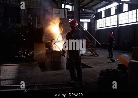 Lavorando in fonderie di ghisa Foto Stock