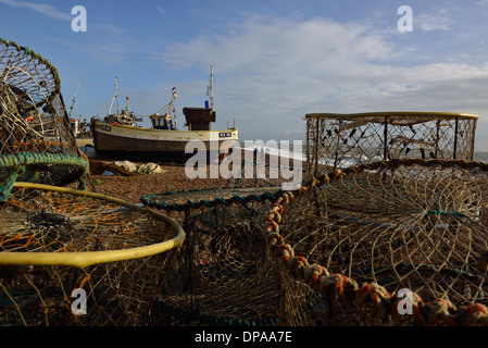 Il mare in tempesta e ormeggiate barche da pesca, Stade, Hastings, East Sussex Regno Unito Foto Stock