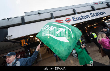 La stazione di Euston, London, Regno Unito. Il 10 gennaio, 2014. Una grande folla di manifestanti hanno inscenato un flash mob presso la stazione di Euston e contro i tagli imminente per la metropolitana di Londra. Il sindaco di Londra Boris Johnson, piani per chiudere le biglietterie in 2015 risultante in 750 perde il lavoro. Credito: Lee Thomas/Alamy Live News Foto Stock