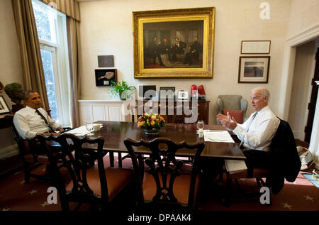 Washington DC, Stati Uniti d'America. 8 Gen, 2014. Il Presidente degli Stati Uniti Barack Obama (L) e U.S. Vice presidente Joe Biden si incontrano per pranzo nella sala da pranzo privata della Casa Bianca a Washington DC, il 8 gennaio 2014. Credito: Aude Guerrucci / Pool via CNP/dpa/Alamy Live News Foto Stock