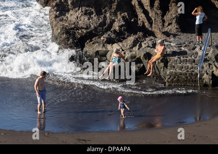 Playa Jardin, Puerto Cruz, Tenerife - la spiaggia. Foto Stock