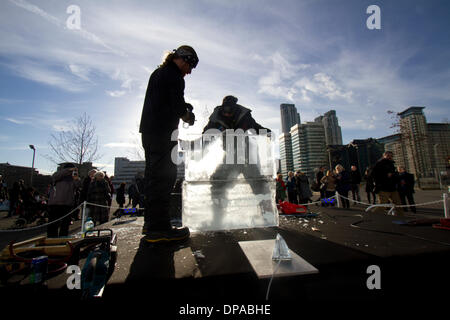 Canary Wharf London,UK. Il 10 gennaio 2014. Il Ghiaccio di Londra Festival si apre nei Docklands che dispone di team internazionali che partecipano in ghiaccio carving concorsi Credito: amer ghazzal/Alamy Live News Foto Stock