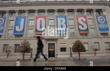 Washington DC, Stati Uniti d'America. Decimo gen, 2014. Un uomo cammina oltre la Camera di Commercio di edificio in Washington, DC, Stati Uniti, 10 gennaio, 2014. Il Dipartimento del Lavoro ha riferito che solo 74.000 posti di lavoro sono stati aggiunti a payrolls nello scorso mese di dicembre, il minor numero di in tre anni e molto meno di quanto gli economisti si aspettavano, ma il tasso di disoccupazione è caduta dal 7 al 6,7 per cento. © Yin Bogu/Xinhua/Alamy Live News Foto Stock