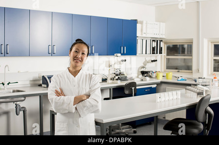 Ritratto di donna scienziato in laboratorio Foto Stock