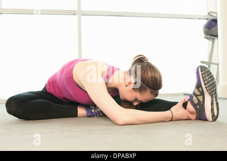 La donna lo stiramento in fase di riscaldamento Foto Stock