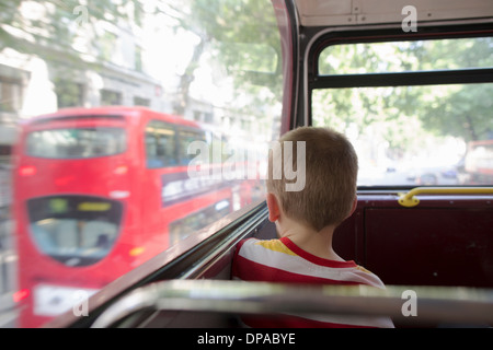Ragazzo sul double decker bus in Londra Foto Stock
