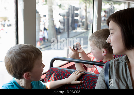 Madre e figli sul double decker bus in Londra Foto Stock