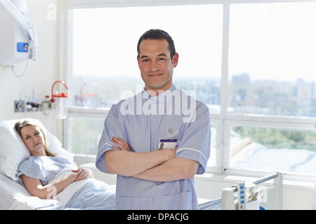 Ritratto di infermiere in piedi di fronte al paziente Foto Stock