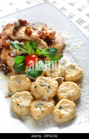 Pezzi di carne di pollo sulla piastra bianca Foto Stock