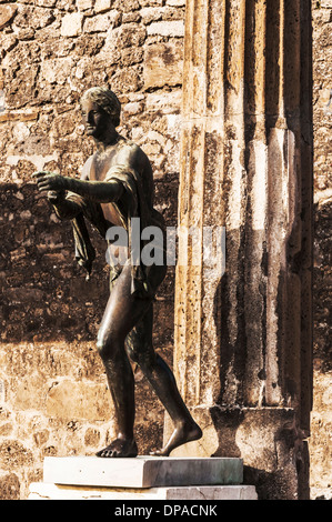 Statua in bronzo all'interno delle rovine di Pompei, Italia Foto Stock