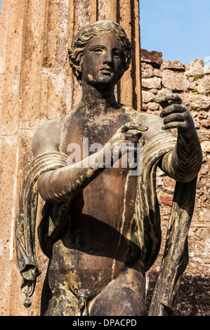 Statua in bronzo all'interno delle rovine di Pompei, Italia Foto Stock