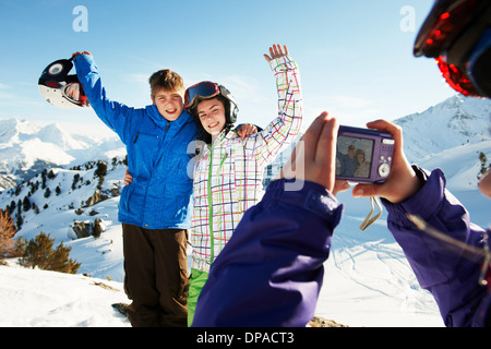 Ragazza di fotografare i fratelli, Les Arcs, Alta Savoia, Francia Foto Stock