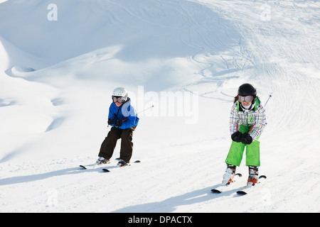 Fratello e Sorella di sci, Les Arcs, Alta Savoia, Francia Foto Stock
