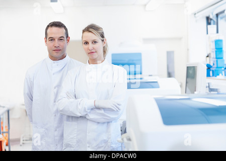 Ritratto di ricercatore in laboratorio Foto Stock