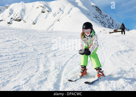 Ragazza giovane sci, Les Arcs, Alta Savoia, Francia Foto Stock