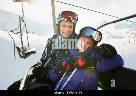 Ritratto di Nonna e nipote sulla ski lift, Les Arcs, Alta Savoia, Francia Foto Stock