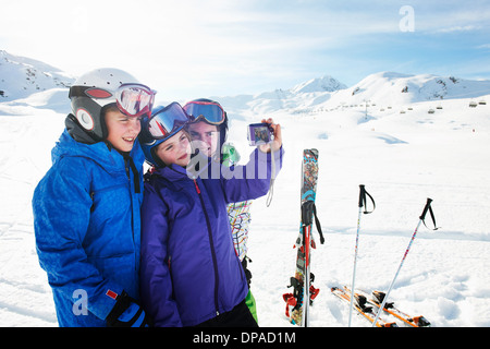 Fratelli e sorelle tenendo autoritratto, Les Arcs, Alta Savoia, Francia Foto Stock