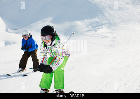 Fratello e Sorella di sci di discesa, Les Arcs, Alta Savoia, Francia Foto Stock