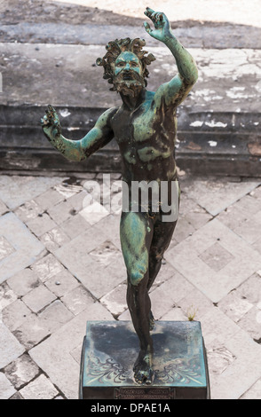 Il Fauno statua in bronzo all'interno delle rovine di Pompei, Italia Foto Stock