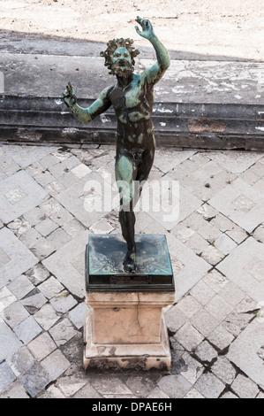 Il Fauno statua in bronzo all'interno delle rovine di Pompei, Italia Foto Stock
