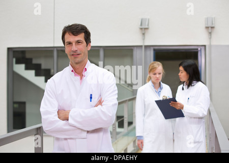 Gruppo di scienziati in atrium guardando negli appunti Foto Stock
