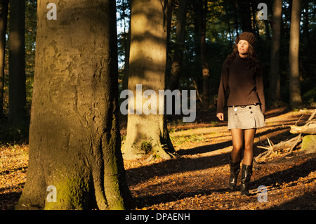 Ritratto di giovane donna passeggiate in foresta Foto Stock