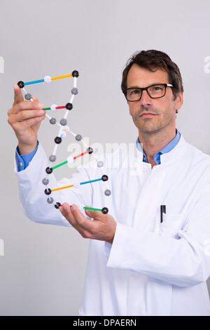 Ritratto di scienziato con DNA modello molecolare Foto Stock