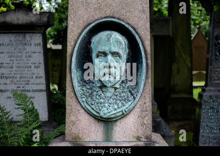 Dettaglio dalla tomba di John Anderson (4 ottobre 1833 - 15 agosto 1900) che era un scozzese anatomista e zoologo. Foto Stock