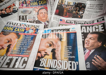 Diversi giorni quotidiano di New York copre visto il Venerdì, 10 Gennaio 2014 includono il New Jersey governatore Chris Christie's news conferenza sul suo e del suo personale coinvolto nella chiusura delle corsie di marcia su il Ponte George Washington Bridge durante le ore di punta nel sett. 2013 come punizione per Ft. Lee, NJ sindaco Marco non Sokolich che lo sostengono. Christie ha avuto un quasi 2 ore di conferenza stampa di difendersi e di biasimare il suo personale per il presunto retribution. Credito: Richard Levine/Alamy Live News Foto Stock